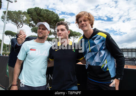 Athlet italiano Filippo Tortu soddisfare Jannik peccatore prima della sua sessione di allenamento durante Internazionali BNL d'Italia Italian Open al Foro Italico, Roma, Italia il 8 maggio 2019. Foto di Giuseppe mafia. Foto Stock