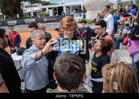 Athlet italiano Filippo Tortu soddisfare Jannik peccatore prima della sua sessione di allenamento durante Internazionali BNL d'Italia Italian Open al Foro Italico, Roma, Italia il 8 maggio 2019. Foto di Giuseppe mafia. Foto Stock