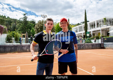 Athlet italiano Filippo Tortu soddisfare Jannik peccatore prima della sua sessione di allenamento durante Internazionali BNL d'Italia Italian Open al Foro Italico, Roma, Italia il 8 maggio 2019. Foto di Giuseppe mafia. Foto Stock