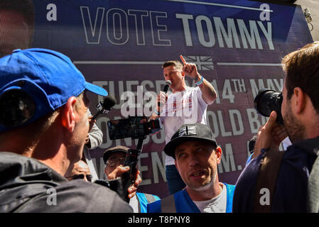 Londra, Regno Unito. 14 maggio 2019. Tommy Robinson arriva alla centrale di Corte penale (Old Bailey) con i sostenitori al di fuori e una piccola demo del contatore. Credito: Matteo Chattle/Alamy Live News Foto Stock