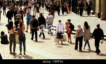 Glasgow, Scotland, Regno Unito, 14 maggio 2019, UK Meteo. Sunny scorcher di una giornata in centro per la gente del posto e i turisti in quanto essi a piedi e un negozio in Buchanan Street. Credito traghetto Gerard/Alamy Live News Foto Stock