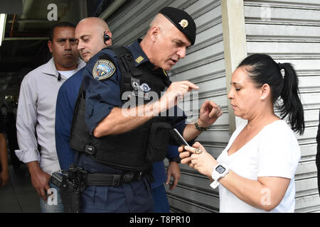 Sao Paulo, Brasile. 14 Maggio, 2019. Bruno Covas, sindaco di São Paulo, ha partecipato a un' operazione congiunta del Municipio con la polizia civile contro la pirateria nella regione di Brás di São Paulo. Credito: Foto Arena LTDA/Alamy Live News Foto Stock