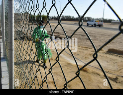 Ahmadi Governatorato, Kuwait. 14 Maggio, 2019. Un lavoratore del Kuwait autorità pubbliche per affari Agricoltura e Risorse ittiche (PAAAFR) spray insetticida durante la spruzzatura di pesticidi in campagna Wafra fattoria nel Governatorato Ahmadi, Kuwait, 14 maggio 2019. Sciami di locuste hanno causato pesanti perdite di materiale per molte aziende agricole in Kuwait. Credito: Asad/Xinhua/Alamy Live News Foto Stock