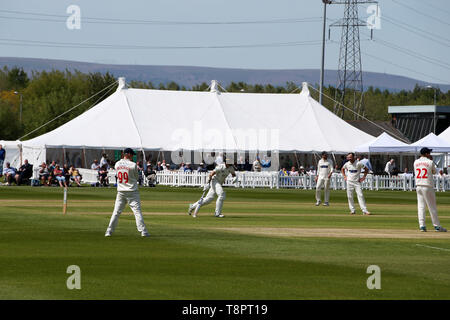 Newport, Regno Unito. 14 Maggio, 2019. una vista generale durante il Glamorgan CC v Gloucestershire CC, Specsavers county championship 4 giorno match day 1 di martedì 14 maggio 2019 a Spytty Park di Newport South Wales. Questa partita storica è la prima volta in 54 anni che una classe prima partita di cricket è stato tenuto in Newport. pic da Andrew Orchard/Andrew Orchard fotografia sportiva Credito: Andrew Orchard fotografia sportiva/Alamy Live News Foto Stock