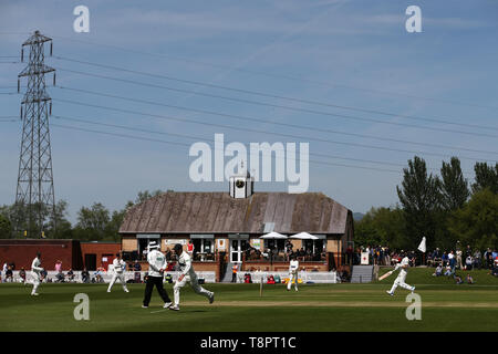 Newport, Regno Unito. 14 Maggio, 2019. una vista generale durante il Glamorgan CC v Gloucestershire CC, Specsavers county championship 4 giorno match day 1 di martedì 14 maggio 2019 a Spytty Park di Newport South Wales. Questa partita storica è la prima volta in 54 anni che una classe prima partita di cricket è stato tenuto in Newport. pic da Andrew Orchard/Andrew Orchard fotografia sportiva Credito: Andrew Orchard fotografia sportiva/Alamy Live News Foto Stock