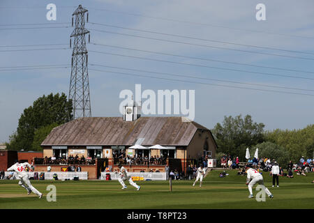 Newport, Regno Unito. 14 Maggio, 2019. una vista generale durante il Glamorgan CC v Gloucestershire CC, Specsavers county championship 4 giorno match day 1 di martedì 14 maggio 2019 a Spytty Park di Newport South Wales. Questa partita storica è la prima volta in 54 anni che una classe prima partita di cricket è stato tenuto in Newport. pic da Andrew Orchard/Andrew Orchard fotografia sportiva Credito: Andrew Orchard fotografia sportiva/Alamy Live News Foto Stock