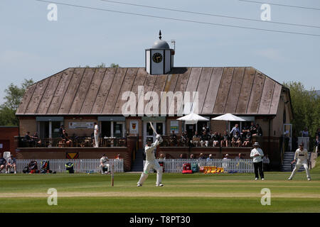 Newport, Regno Unito. 14 Maggio, 2019. una vista generale durante il Glamorgan CC v Gloucestershire CC, Specsavers county championship 4 giorno match day 1 di martedì 14 maggio 2019 a Spytty Park di Newport South Wales. Questa partita storica è la prima volta in 54 anni che una classe prima partita di cricket è stato tenuto in Newport. pic da Andrew Orchard/Andrew Orchard fotografia sportiva Credito: Andrew Orchard fotografia sportiva/Alamy Live News Foto Stock