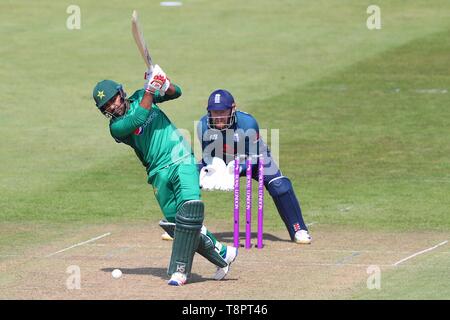 Bristol, Regno Unito. 14 maggio 2019. Sarfraz Ahmed del Pakistan svolge un colpo come wicketkeeper Jonny Bairstow di Inghilterra si affaccia su durante l'Inghilterra v Pakistan, Royal London una giornata internazionale corrispondono a Bristol County Ground. Credito: Mitchell GunnESPA-Immagini Credito: Cal Sport Media/Alamy Live News Foto Stock