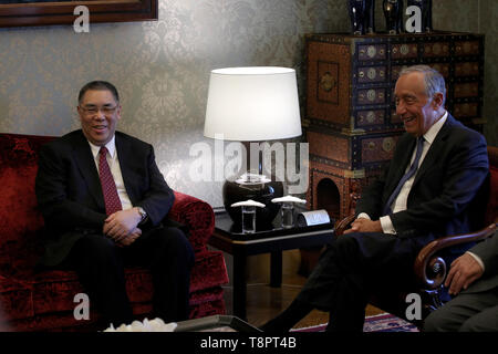 Lisbona, Portogallo. 13 Maggio, 2019. Presidente portoghese Marcelo Rebelo de Sousa (R) soddisfa con Chui Sai On, chief executive di Cinese della Regione amministrativa speciale di Macao (SAR), a Lisbona, Portogallo, 13 maggio 2019. Credito: Pedro Fiuza/Xinhua/Alamy Live News Foto Stock