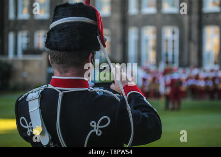 Londra, Regno Unito. 14 Maggio, 2019. L' Onorevole Compagnia di Artiglieria ("l'azienda' o 'l' HAC) è stata integrata da una royal charter di Re Enrico VIII il 25 agosto 1537. La società è stata registrata come una carità nel 1964 (carità n. 208443) "per esercizio militare e la formazione e per la migliore difesa del regno". Oggi si apre le sue porte per l'annuale serata aperta evento. Gli spettatori sono stati trattati a militare visualizza, con pirotecnica e spari, militare si erge, elicotteri e veicoli blindati. Credito: Paolo Quezada-Neiman/Alamy Live News Foto Stock