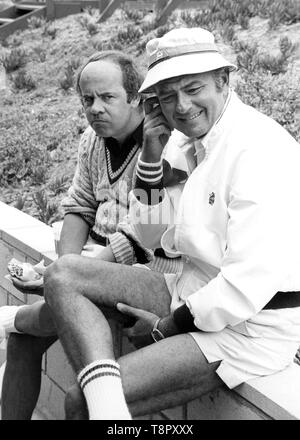 14 maggio 2019: Los Angeles, California USA: FILE: attore comico e TIM CONWAY, meglio conosciuto per il suo Emmy Award winning lavoro su "Il Carol Burnett Show, ' è morto martedì mattina. Egli è stato 85. Nella foto: TIM CONWAY e HARVEY KORMAN circa ottanta. (Credito Immagine: © Globo foto/ZUMApress.com) Foto Stock