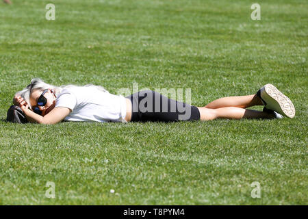 Londra, Regno Unito. 14 Maggio, 2019. Una donna è visto prendere il sole durante una giornata calda e soleggiata in London St James Park. Le temperature sono impostati per raggiungere 19C nella capitale e potenzialmente più elevato in alcune parti del Regno Unito. Credito: Dinendra Haria/SOPA Immagini/ZUMA filo/Alamy Live News Foto Stock