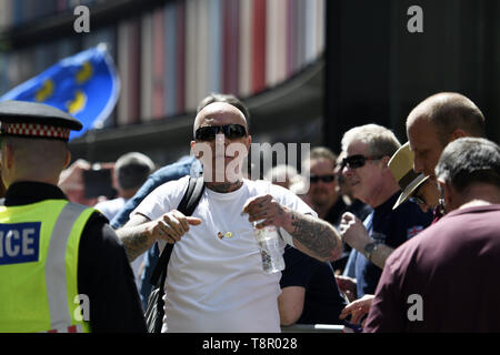 London, Greater London, Regno Unito. 14 Maggio, 2019. I sostenitori di Tommy Robinson sono visti riuniti fuori il vecchio Bailey durante l' audizione.La destra leader Tommy Robinson, il cui vero nome è Stephen Yaxley-Lennon, frequentato l Alta Corte di disprezzo più recente audizione. Pro Tommy Robinson manifestanti radunati fuori il vecchio Bailey, mentre Yaxley-Lennon, aka Robinson ha parlato. Credito: Andres Pantoja/SOPA Immagini/ZUMA filo/Alamy Live News Foto Stock