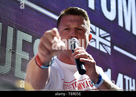 London, Greater London, Regno Unito. 14 Maggio, 2019. Tommy Robinson visto rivolgendosi ai suoi sostenitori dopo l' udienza.La destra leader Tommy Robinson, il cui vero nome è Stephen Yaxley-Lennon, frequentato l Alta Corte di disprezzo più recente audizione. Pro Tommy Robinson manifestanti radunati fuori il vecchio Bailey, mentre Yaxley-Lennon, aka Robinson ha parlato. Credito: Andres Pantoja/SOPA Immagini/ZUMA filo/Alamy Live News Foto Stock