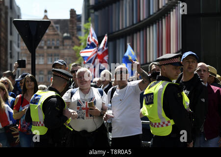 London, Greater London, Regno Unito. 14 Maggio, 2019. Tommy Robinson sostenitori sono visti cantando slogan al di fuori del Vecchio Bailey durante l' audizione.La destra leader Tommy Robinson, il cui vero nome è Stephen Yaxley-Lennon, frequentato l Alta Corte di disprezzo più recente audizione. Pro Tommy Robinson manifestanti radunati fuori il vecchio Bailey, mentre Yaxley-Lennon, aka Robinson ha parlato. Credito: Andres Pantoja/SOPA Immagini/ZUMA filo/Alamy Live News Foto Stock