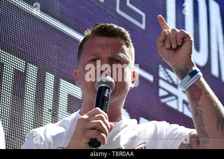 London, Greater London, Regno Unito. 14 Maggio, 2019. Tommy Robinson - vero nome è Stephen Yaxley-Lennon visto presso il vecchio Bayley a Londra rivolgendosi ai suoi sostenitori.La destra leader Tommy Robinson, il cui vero nome è Stephen Yaxley-Lennon, frequentato l Alta Corte di disprezzo più recente audizione. Pro Tommy Robinson manifestanti radunati fuori il vecchio Bailey, mentre Yaxley-Lennon, (aka) Robinson ha parlato.La destra leader Tommy Robinson, il cui vero nome è Stephen Yaxley-Lennon, frequentato l Alta Corte di disprezzo più recente audizione. Pro Tommy Robinson manifestanti radunati fuori il vecchio Foto Stock