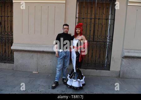 Madrid, Madrid, Spagna. 14 Maggio, 2019. I partecipanti sono visto che posano per una foto durante il "re-inventando Chulap il concorso di moda a Madrid.re-inventando Chulap, è celebrata durante i festeggiamenti in onore di San Isidro Labrador, il concorso in cui stilisti di moda di re-inventare il tradizionale costume del 'Chulapa' e 'Chulapo' Credit: John Milner/SOPA Immagini/ZUMA filo/Alamy Live News Foto Stock