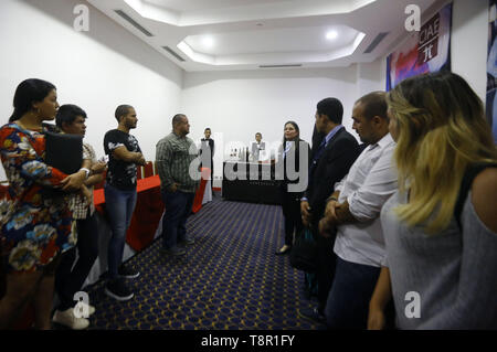 Valencia, Carabobo, Venezuela. 14 Maggio, 2019. Maggio 14, 2019. Dimostrazione di cocktail e bar in occasione della cerimonia di apertura del centro Ibero-americana di studi superiori nel settore turistico e alberghiero, che ospiterà le strutture dell'Hesperia hotel in Valencia, in Carabobo. Foto: Juan Carlos Hernandez Credito: Juan Carlos Hernandez/ZUMA filo/Alamy Live News Foto Stock