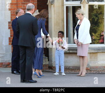 Kate Middleton, duchessa di Cambridge visto che gli viene data una posy di fiori da Lawson Bischoff come lei termina la sua visita il D-Day in mostra a Bletchley Park, Inghilterra. Foto Stock