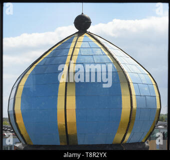 09 maggio 2019, Sassonia-Anhalt, Lutherstadt Wittenberg: Al Luther Melantone High School, che fu ricostruita venti anni fa secondo i piani di Friedensreich Hundertwasser (1928-2000), cipolla una torre è colpisce il punto di riferimento. L'anniversario in Wittenberg ora viene celebrato con una festa alla settimana con mostre, spettacoli teatrali, concerti e la consegna di un libro verde e un progetto scolastico. Dopo la caduta del muro di Berlino, gli studenti dalla città rivolta direttamente al famoso artista viennese e architetto con la richiesta di trasformare la RDT edificio prefabbricato in un molto speciale pl Foto Stock