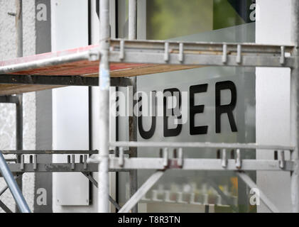 Berlino, Germania. 14 Maggio, 2019. La Uber Centro Greenlight in Brunnenstraße dietro i ponteggi di fronte all'ufficio. Credito: Jens Kalaene/dpa-Zentralbild/ZB/dpa/Alamy Live News Foto Stock