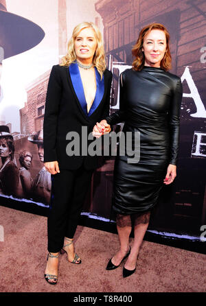 Los Angeles, California, Stati Uniti d'America 14 maggio 2019 (L-R) Attrice Kim Dickens e attrice Molly Parker partecipare a Los Angeles Premiere del film HBO' Deadwood il 14 maggio 2019 a Glossari Affini cupola in Los Angeles, California, USA. Foto di Barry re/Alamy Live News Foto Stock