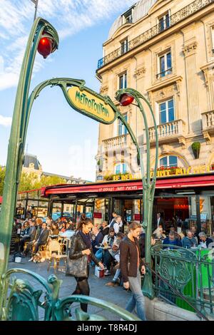 Francia, Parigi, Place Saint Michel, l'entrata del metro da Hector Guimard Foto Stock