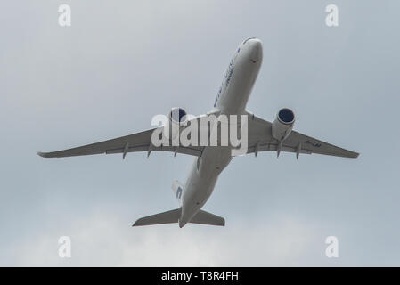 Tokyo, Giappone - Apr 17, 2019. Finnair OH-LWB Airbus A350-900 (livrea OneWorld) il decollo dall'Aeroporto di Narita (NRT). Foto Stock