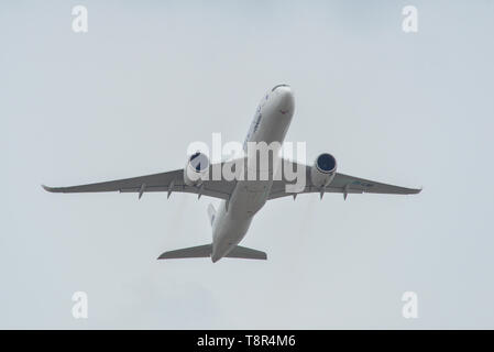 Tokyo, Giappone - Apr 17, 2019. Finnair OH-LWB Airbus A350-900 (livrea OneWorld) il decollo dall'Aeroporto di Narita (NRT). Foto Stock