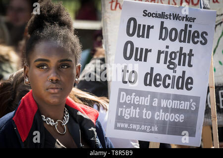 Donna Pro-Choice gruppi tra cui suor sostenitore, l aborto diritti UK e medici per scelta UK opporsi anti-abortionist manifestanti di Westminster. Foto Stock