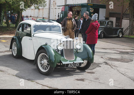 Vintage hillman minx aero auto e gli appassionati a Bicester Heritage Centre 'Drive giorno'. Bicester, Oxfordshire, Inghilterra. Vintage filtro applicato Foto Stock
