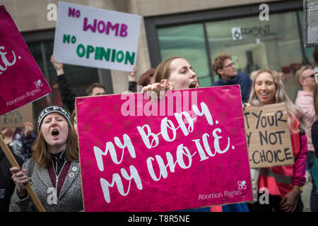 Donna Pro-Choice gruppi tra cui suor sostenitore, l aborto diritti UK e medici per scelta UK opporsi anti-abortionist manifestanti di Westminster. Foto Stock