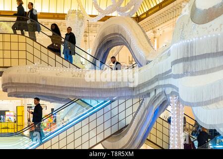 Francia, Parigi, la grande Le Bon Marche store, opera d'arte Simone esibiti dal 17/01 al 24/03/2019 da Joana Vasconcelos Foto Stock