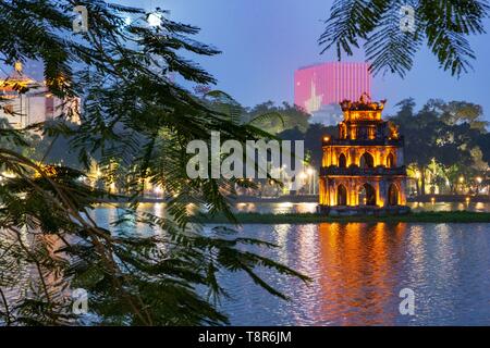 Il Vietnam, Hanoi, Città Vecchia, Huc ponte sul lago Hoan Kiem (restaurata spada lago) e Ngoc Son pagoda (il tempio della montagna di giada) Foto Stock