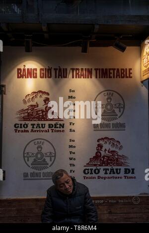 Il Vietnam, Hanoi, ferrovia che passa nel cuore della città vecchia, turisti in attesa per il passaggio di un treno Foto Stock