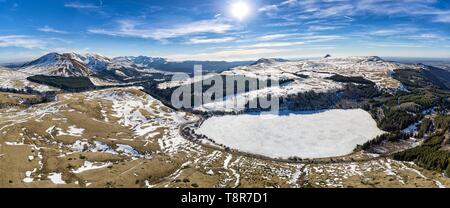 Francia, Puy de Dome, Mont Dore, parco naturale regionale dei vulcani di Auvergne, Monts Dore, Guery lago (vista aerea) Foto Stock