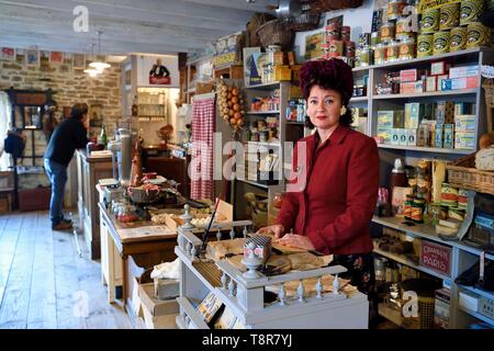 Francia, Manche, Carentan, L'Atelier, il tempo di guerra i generi alimentari café, ricostituita per collezionisti di 1940s militare e oggetti civili Sylvie e Jean-Marie Caillard, Sylvie Caillard Foto Stock