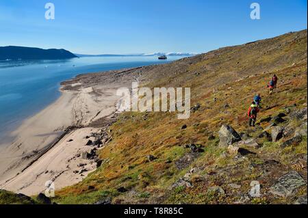 La Groenlandia, North West Coast, suono Murchison a nord della baia di Baffin, gli escursionisti in Robertson fjord a Siorapaluk che è la maggior parte nord del villaggio provenienti dalla Groenlandia, MS Fram brocca nave da Hurtigruten al di ancoraggio in background Foto Stock