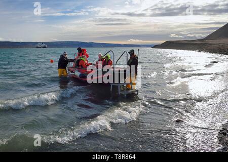 La Groenlandia, Costa Ovest, North Star Bay, Wolstenholme fiordo, Dundas (Thule), lo sbarco sulla spiaggia di PolarCirkel imbarcazione di passeggeri di Hurtigruten MS Fram nave da crociera Foto Stock