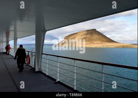 La Groenlandia, Costa Ovest, North Star Bay, Wolstenholme fiordo, Dundas (Thule) montagna tabulare visto da Hurtigruten MS Fram nave da crociera Foto Stock