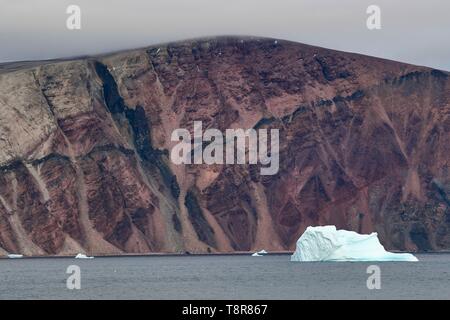 La Groenlandia, Costa Ovest, North Star Bay off la bocca del Fiordo Wolstenholme, rosso scogliere di arenaria Foto Stock