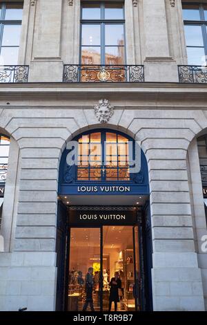 Francia, Parigi, rue Saint Honore, anteriore di Louis Vuitton Fashion Store Foto Stock