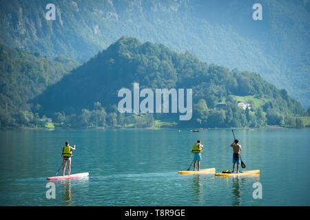 Francia, Savoie, prima del paese savoiardo, il Lago di Aiguebelette, paddle pratica Foto Stock