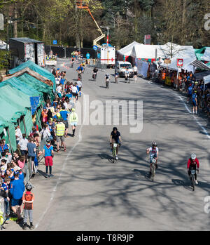 Ixelles, Bruxelles/ Belgio - 03 30 2019: Amateur bicycle race degli Scout associazioni giovanili Foto Stock