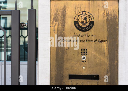 Ixelles, Bruxelles/ Belgio - 03 30 2019: dettaglio e segno dell'Ambasciata dello Stato del Qatar presso la facciata Foto Stock