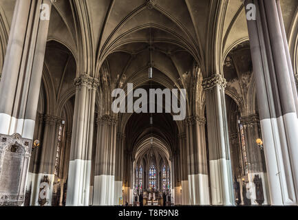 Centro di Bruxelles / Belgio - 04 27 2019: all'interno della San Bonifacio neo gotico chiesa cattolica Foto Stock