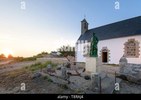 Francia, Morbihan, Hoedic, barca la chiesa Notre Dame la Blanche al tramonto Foto Stock