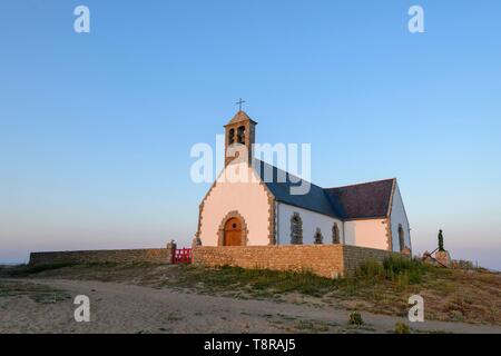 Francia, Morbihan, Hoedic, barca la chiesa Notre Dame la Blanche al tramonto Foto Stock