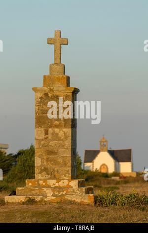 Francia, Morbihan, Hoedic, il calvario di Port Blanc e Notre Dame la Blanche chiesa in background Foto Stock