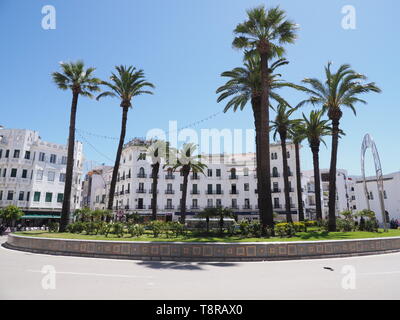 Quadrato con edifici bianchi e palme sulla rotatoria di Moulay el Mehdi in Tetouan centro città in Marocco Foto Stock